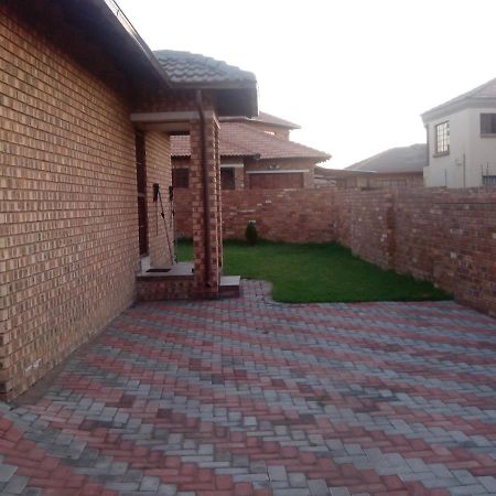 Tumi'S Home Away- 3 Bedroom Witbank Extérieur photo